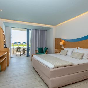 Suite cu pscină cu vedere la plajă